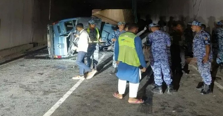 ‎থার্ড টার্মিনালের ফ্লাইওভার থেকে পিকআপ পড়ে বিমানবাহিনীর ৩ সদস্য নিহত